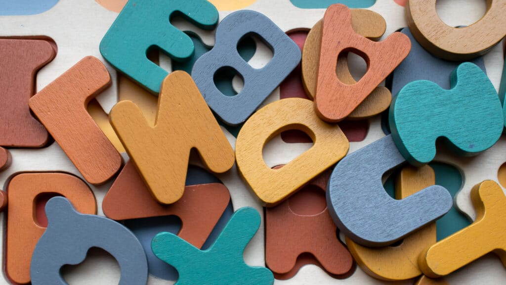 Viele bunte Buchstaben liegen durcheinander.